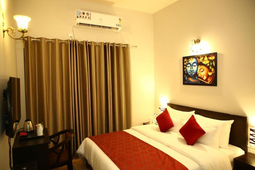 Anandan Citrine Hotel Vrindavan Bagian luar foto